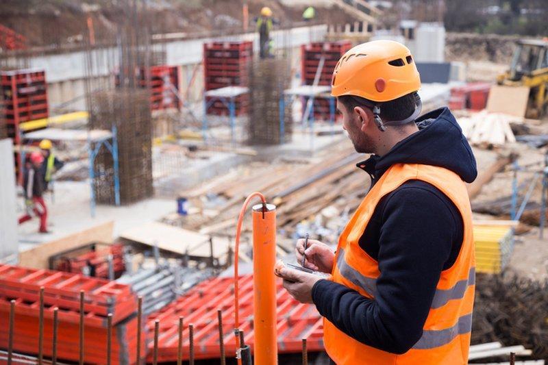 Mężczyzna wykonujący badanie geotechniczne